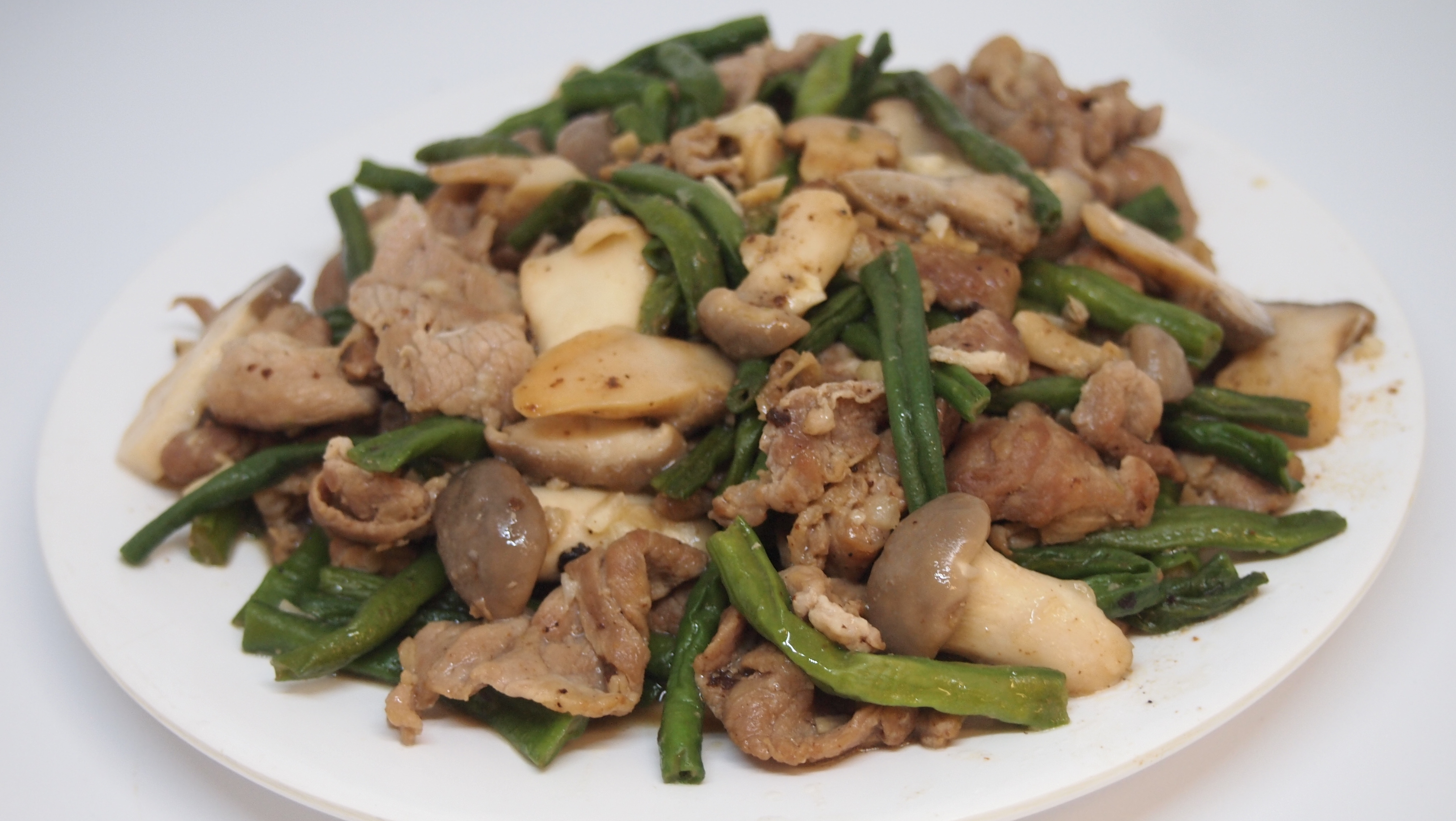 きのこの里　ベトナム風王リンギとインゲンの豚肉炒め